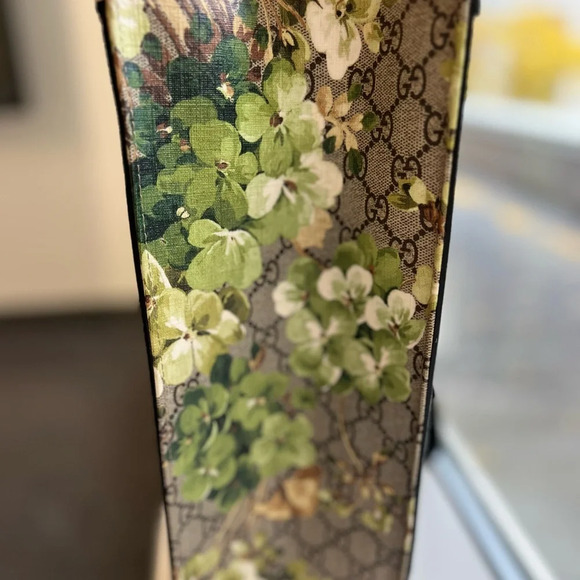 Gucci
GG Coated Canvas Convertible Tote Blooms Print - Picture 15 of 16